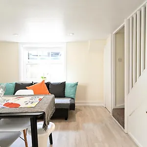 Homey Downtown Two Bedroom Townhouse Near Sea Front, Up To 7 Guests Holiday home